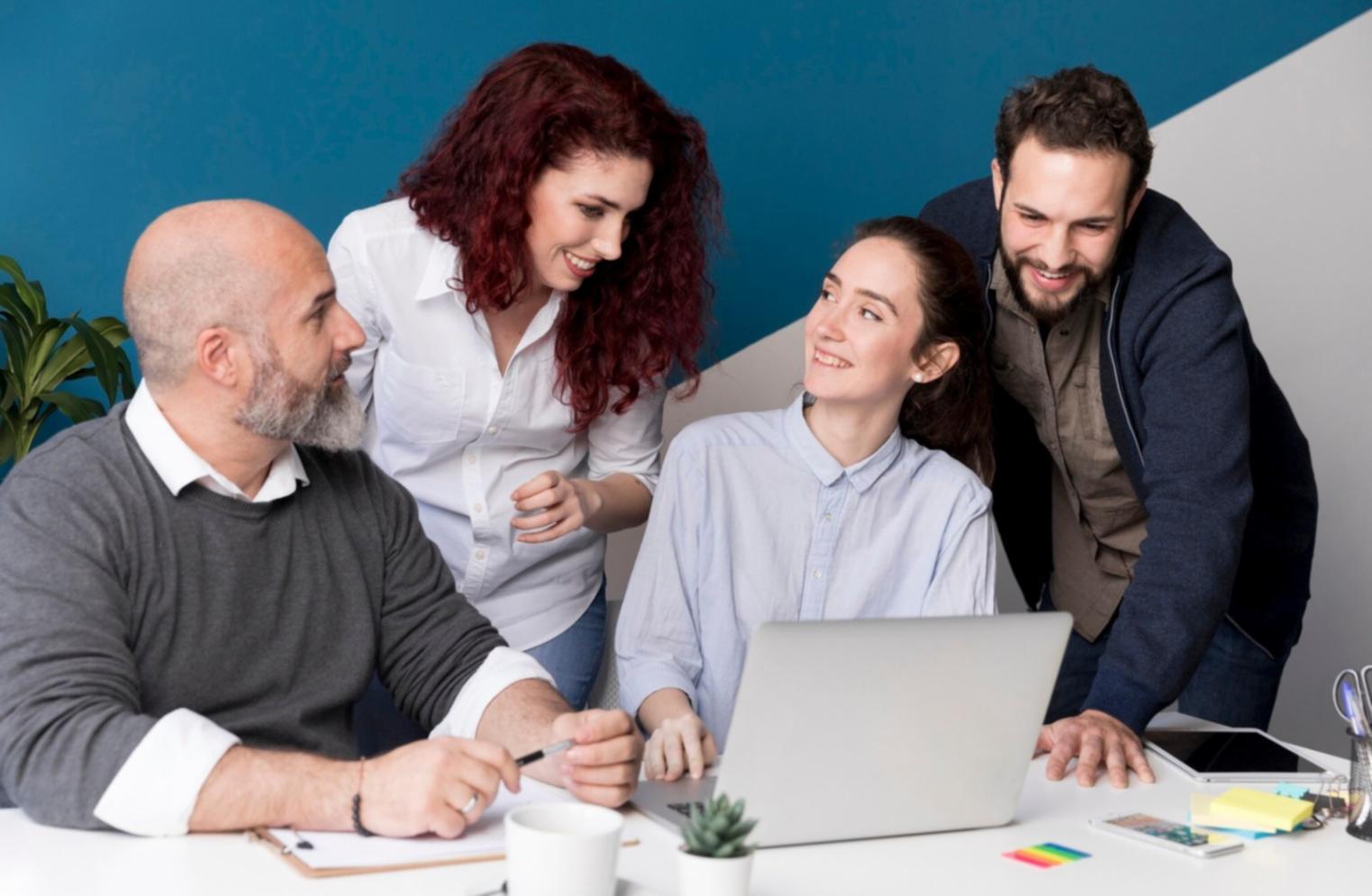 Sesión de formación financiera con estudiantes trabajando en análisis de presupuestos
