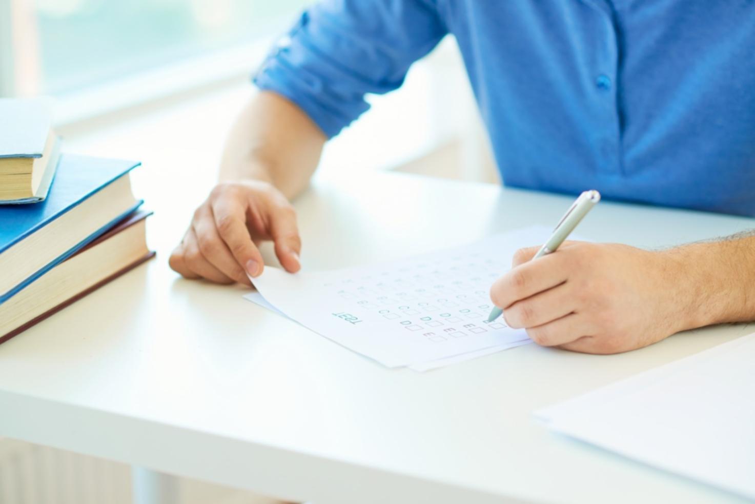 Pantallas de análisis financiero mostrando gráficos y datos de rendimiento