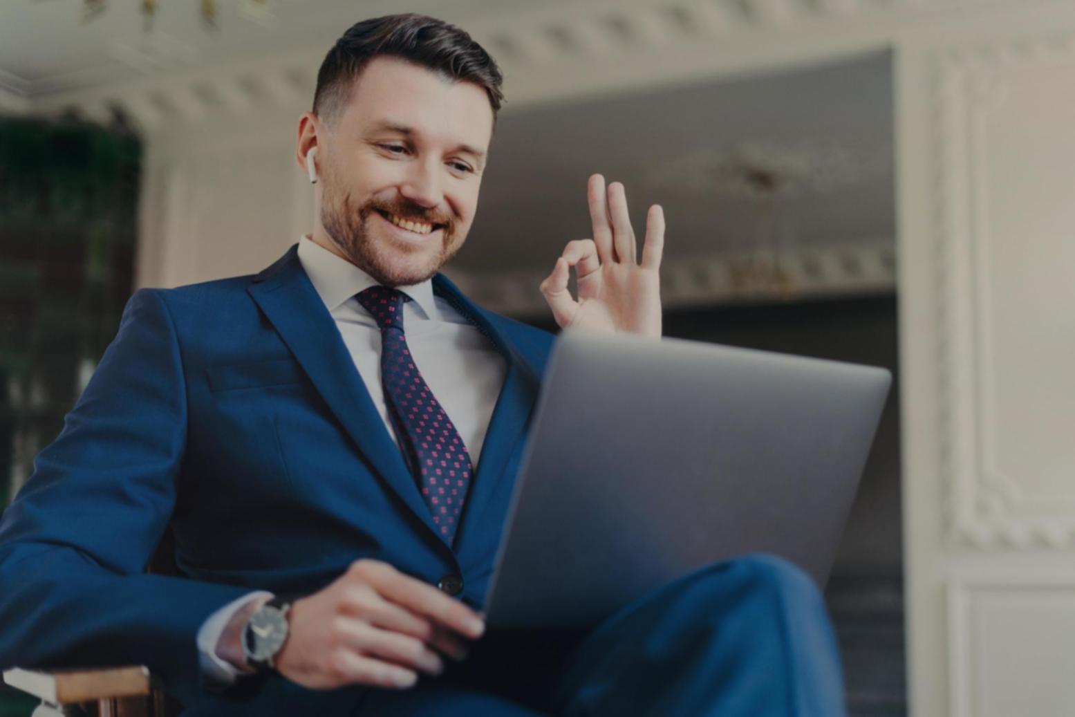 Profesional analizando datos financieros en entorno moderno de trabajo