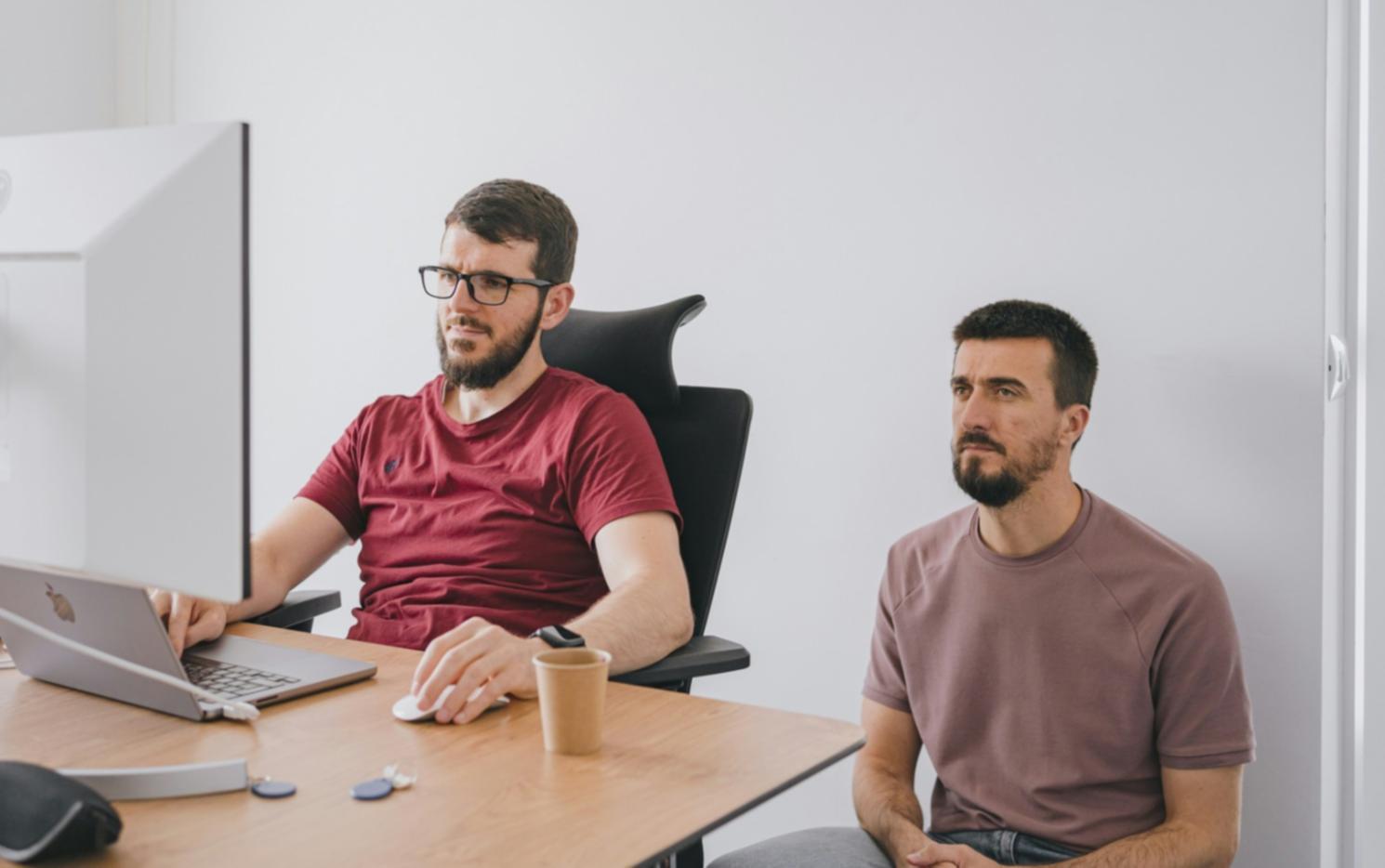 Equipo de pyrenthilora trabajando en soluciones financieras